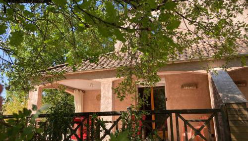 SOUS UN OLIVIER Gîte Le Chêne, au calme avec climatisation et piscine - Foto 2, Garden view