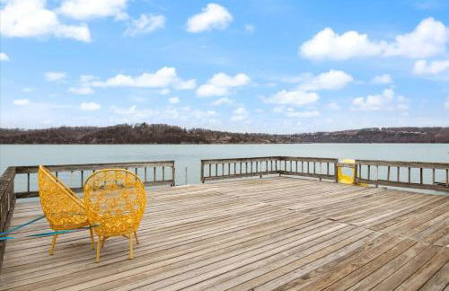 The Linn Creek Lodge Family Home with Private Dock - Foto 1