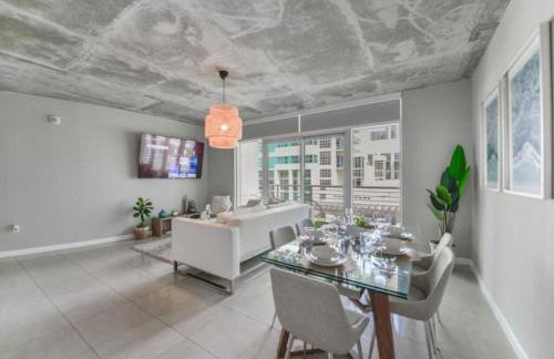 Amazing Condo with Pool at Midblock Miami - Foto 13