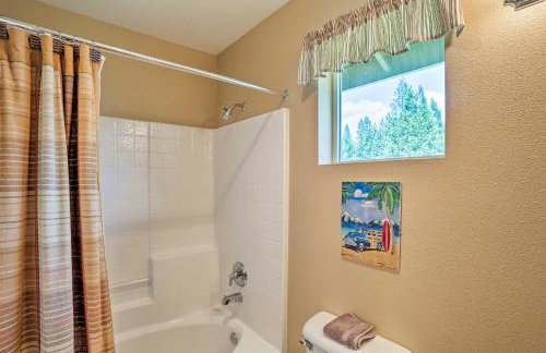 Cabin with Backyard Space - half Mi to Trinity Lake! - Foto 16