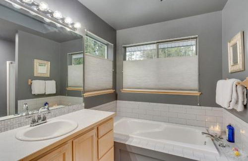 Pet and Family Friendly Bonney Lake Home Game Room - Foto 20