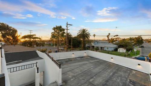 Spacious Modern Home with Rooftop & Private Backyard - Foto 4