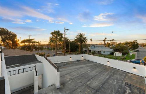 Spacious Modern Home with Rooftop & Private Backyard - Foto 4