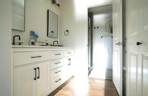 Stunning Waterfront 3BR Retreat - Perfect Getaway - Foto 53