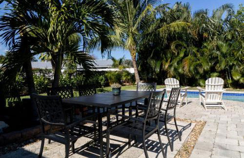 NEW Riverside Retreat with Pool - Foto 13