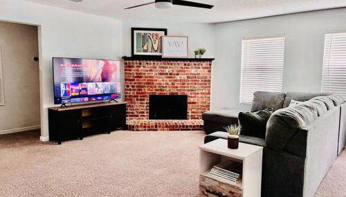 Cheerful 3 Bedroom Vacation Home - Photo 1