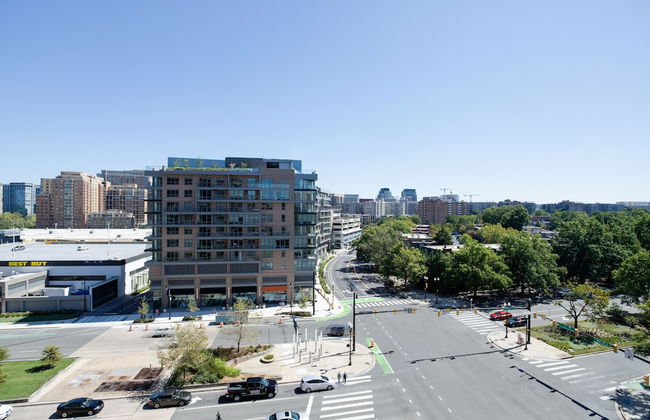 Gorgeous Apt with Rooftop City View - Photo 42