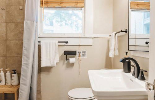 Holiday Group Winter Retreat at 4BR Victorian Home in UT Campus& Downtown - Foto 14