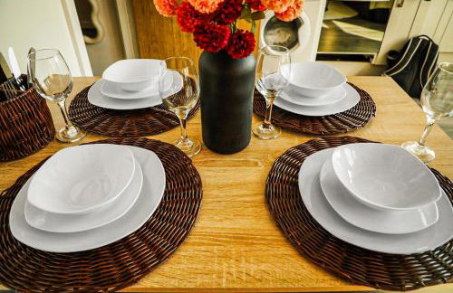 Bradford City Centre Walk To Trains, Dining, 65' Smart TV, Perfect For Working Professionals - Foto 19