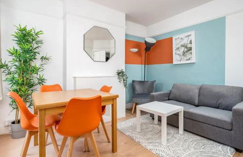 "FurnishedRentals Direct" WiggenHouse Stylish 3 Bedroom house Sleeps 8 with Free Parking, 2 Bathrooms, near to Watford High Street and Watford Football Stadium, Suitable for visiting Harry Potter Warner Bros Studio and London - Photo 11