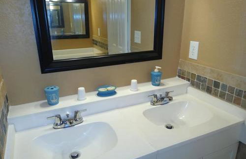 Affordable Two Bedroom Tropical Condo - Private Beach, Pools, Hot Tub - Foto 16