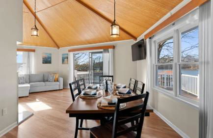 Pleasant Cove Waterfront Getaway With Fire Pit, Deck, and Lake Views - Foto 8