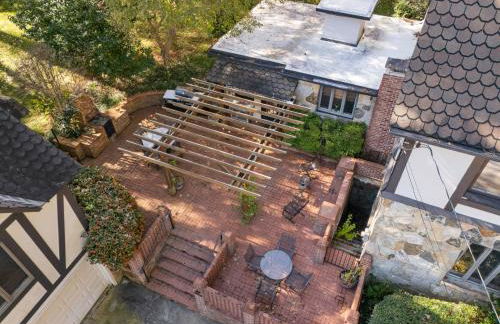 Stylish Mountain Retreat with Sunroom and Pergola - Foto 71