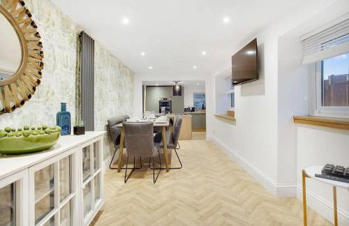 NEW! Luxurious Cottage in Durham by Stay With Us, Ideal for Large Groups & Families, Hot Tub, Sleeps 10! - Foto 10