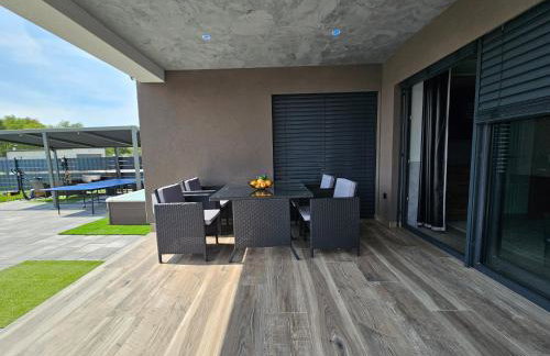 Villa Joy with Pool,Jacuzzi,E Auto Station - Foto 25