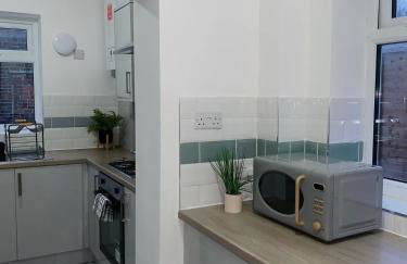 Modern 3-BR Home on Edge of City Center With Free Parking - Foto 12