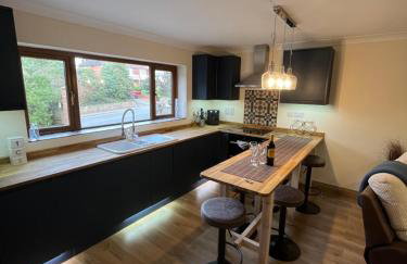 New city flat, 3 x double bed en-suite bedrooms, private kitchen & lounge, free private parking & own workspaces - Foto 15