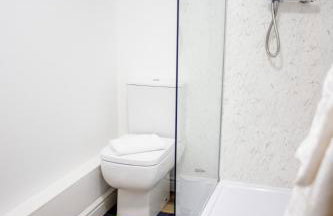 6 BR 3 Bath Spacious Tudor House & Free Parking - Foto 35