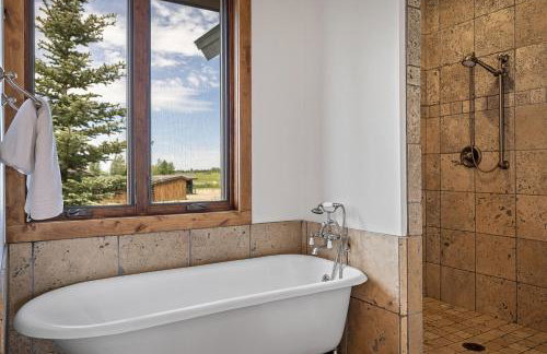 Teton Melody by KABINO Partial Air Conditioning Hot Tub FirePit Foosball Telescope Games WiFi Grill Mtn Views - Foto 25