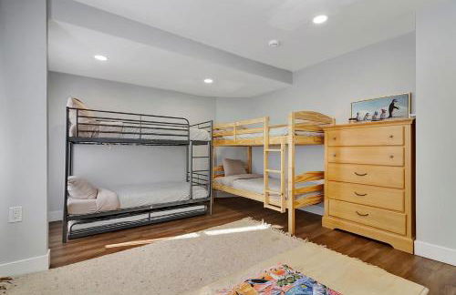 Spacious Central 4BR, Ski & Bike - Photo 14