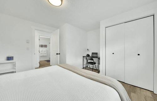 HUGE Modern Family Home- Modern, Fully Stocked, Weekly Savings - Foto 20