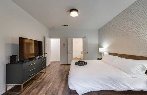 Modern and Luxury DFW Mansion with Backyard Oasis - Foto 17