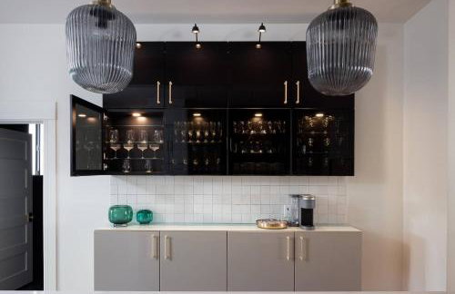 Luxe Victorian Retreat • Walk to Downtown - Foto 16