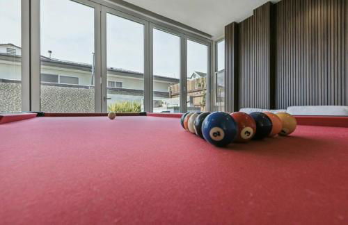 The Wave House! Custom Gem with Panoramic Views, Fire Pit, BBQ, Pool Table - Foto 24