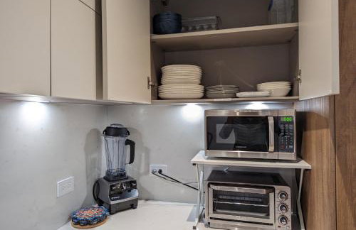 Sunny Oasis with WD I Central Air I Desk I Free Park - Foto 6