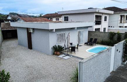 Brusque: Casa aconchegante com piscina - Foto 3