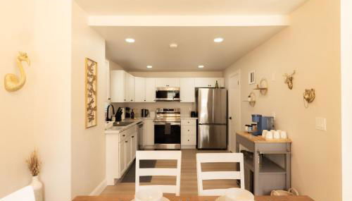 Work, Rest and Gather - Spacious 3BR with Modern Charm - Photo 2