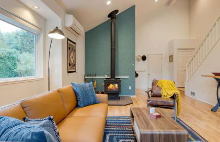 Forest Front Home w Fire Pit Mins to Beaches Wineries Trails Cedarview Retreat by AvantStay - Foto 9