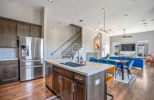 Luxury Downtown Home w Rooftop Deck in the Skyline - Photo 59