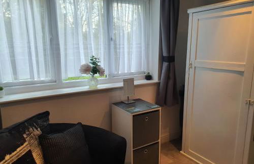 Idyllic 2 Bedroom Self-Contained UpsideDown Annexe - Photo 32