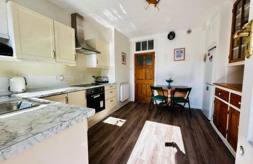 Apartment 2BR-free private parking-quick access to train into London-Wembley-Heathrow - Photo 1
