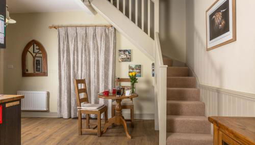 The Dovecote, Stoke Farthing Courtyard - Photo 4