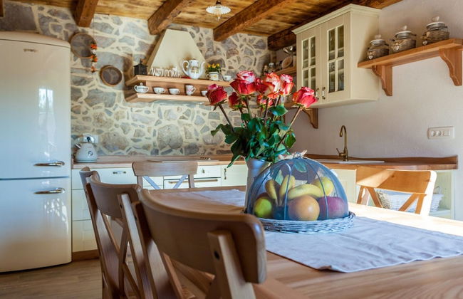 Gorgeous Villa With Private Swimming Pool and Covered Terrace - Photo 15