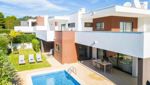 Villas Novochoro - Large Garden- Heatable Pool by DreamvillasAlbufeira - Foto 2, Garden, sunbed, Garden view