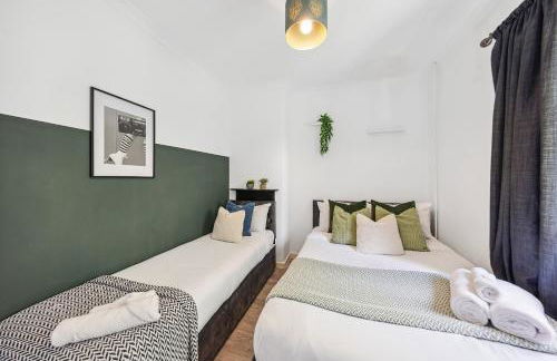 Modern and Comfortable Spacious 3 Bedroom House with Large Private Garden - Foto 10