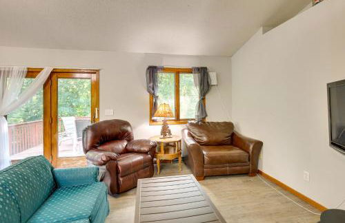 2 Mi to Cedar Lake Quiet Home with Fire Pit and Deck - Foto 4