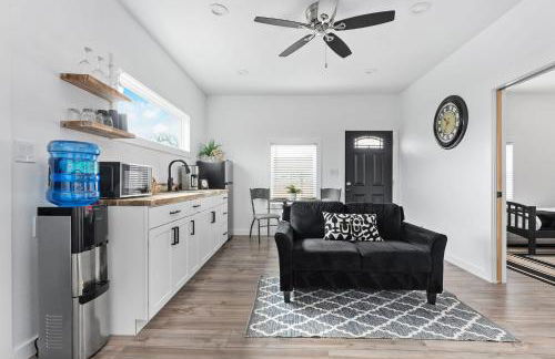 Hidden Cottage mins to Main St and sleeps 4 - Photo 2