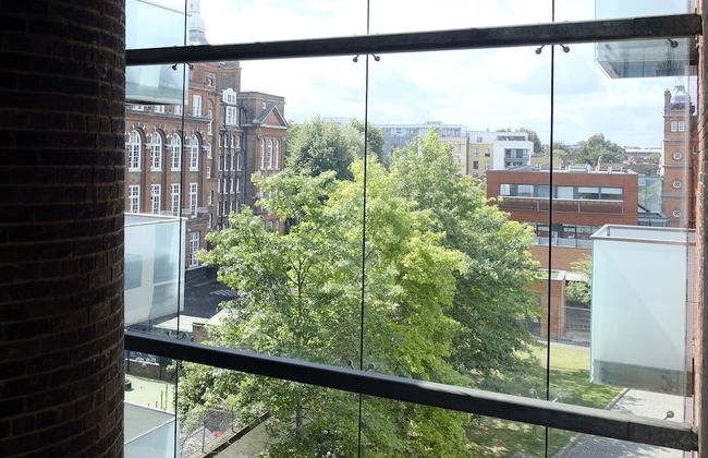 Luxury 2-bed Flat, Parking and Close to the Tube - Photo 35