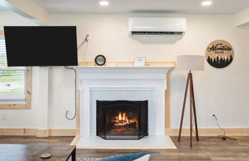 Pondview 4BR Cabin-Walk to Caverns, Hot Tub, Wi-Fi - Foto 21