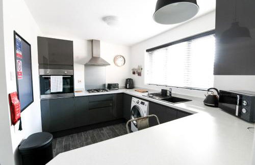 Modern Home in Royston, Free Off-Street Parking, Perfect for Families, Contractors & Work - Foto 1