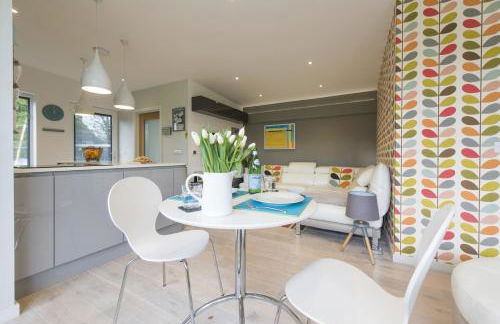 Two Bare Feet - Photo 4