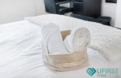 Delightful 3BR Home - Hot Tub - Near Castle, QMC - City Centre & Trent Bridge - Free WiFi & Parking - Sleeps 6 - Foto 36