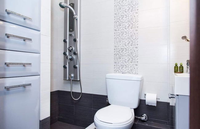 Elegant & Spacious Apt. with Sea View - Photo 29