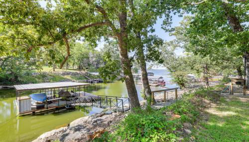 Deck and Dock Access Lakefront Grove Cabin! - Foto 2