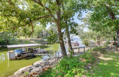 Deck and Dock Access Lakefront Grove Cabin! - Foto 2