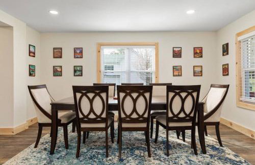 Pondview 4BR Cabin-Walk to Caverns, Hot Tub, Wi-Fi - Foto 17